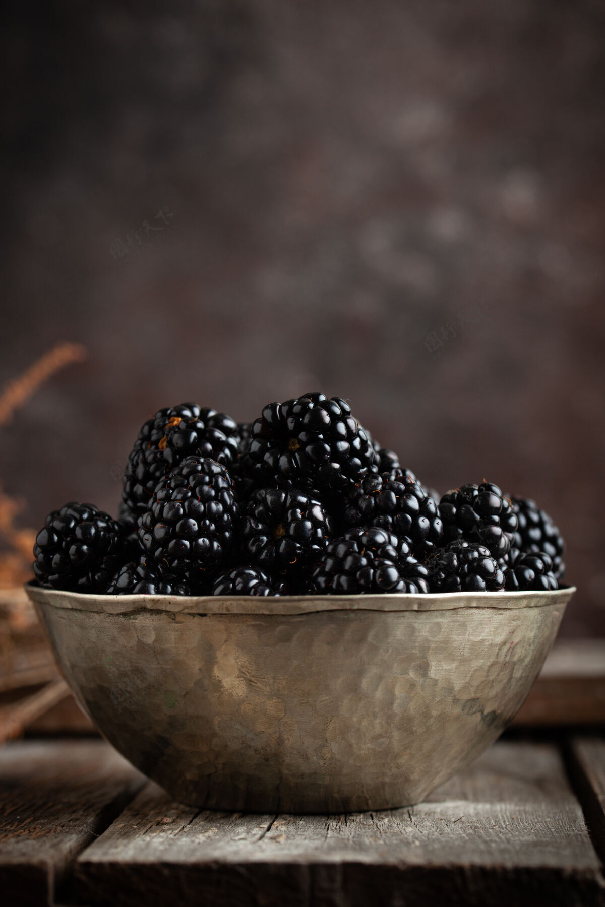 铜新鲜黑莓放在天然木质背景上的古铜碗里吃浆果食物