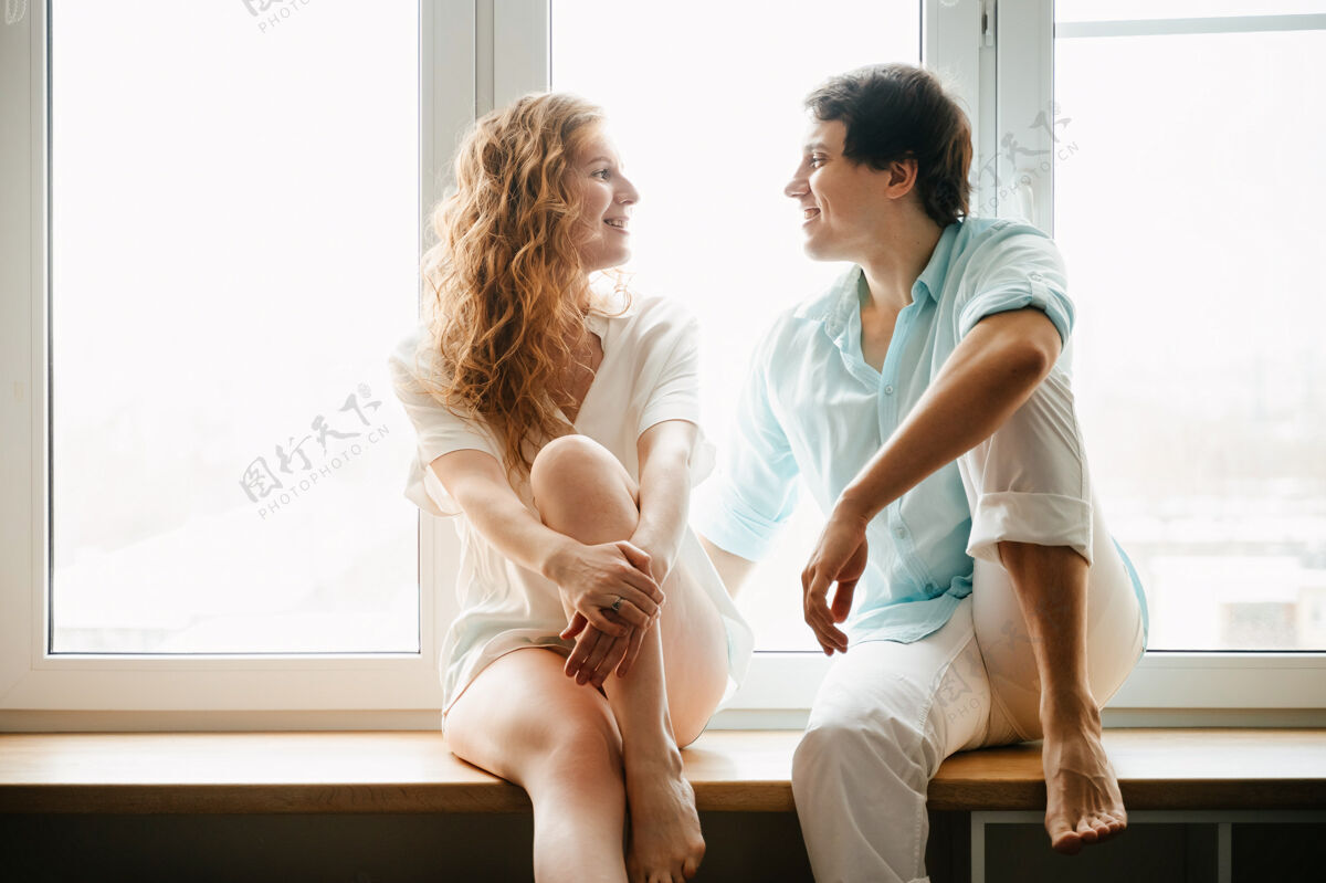 在一起情人节快乐的女人和男人在家的窗户边拥抱关系生活女人