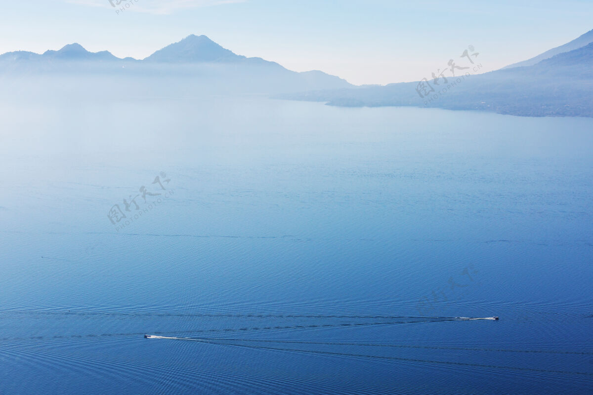 寂静中美洲危地马拉高地美丽的阿蒂特兰湖和火山桑风景雄伟