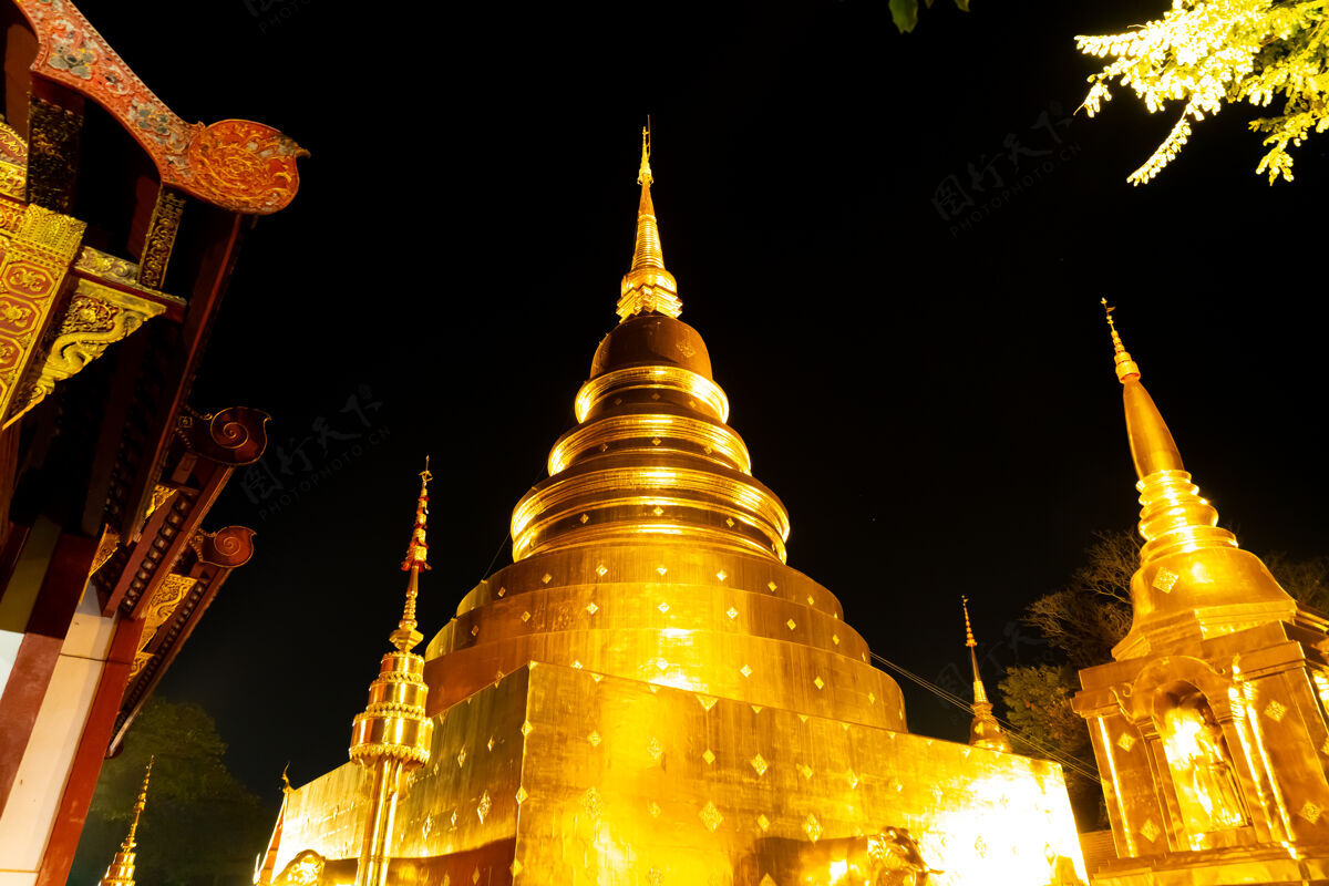 祈祷泰国清迈省努特市瓦拉马哈维汉寺的美丽建筑歌手教堂地标
