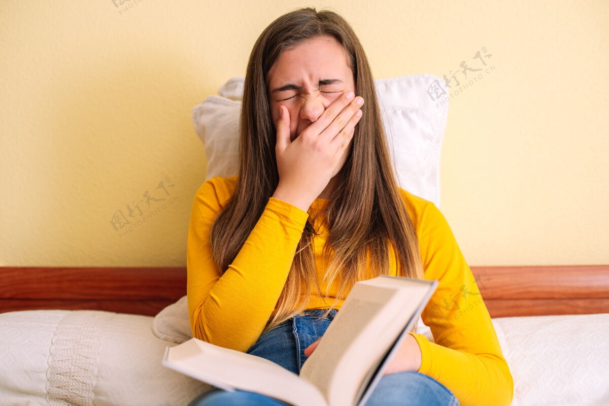 在家坐在床上学习的年轻女子很困睫毛民族颜色