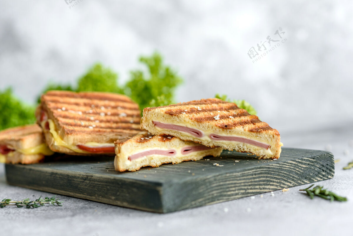 吐司美味的新鲜烤面包配奶酪和奶酪火腿三明治 快餐帕尼尼美食早餐