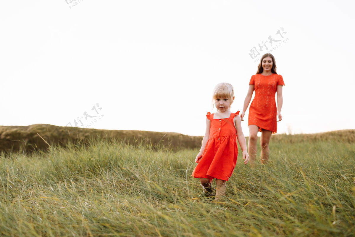 野餐年轻漂亮的妈妈和小女儿在暑假漫步大自然孩子女人春天