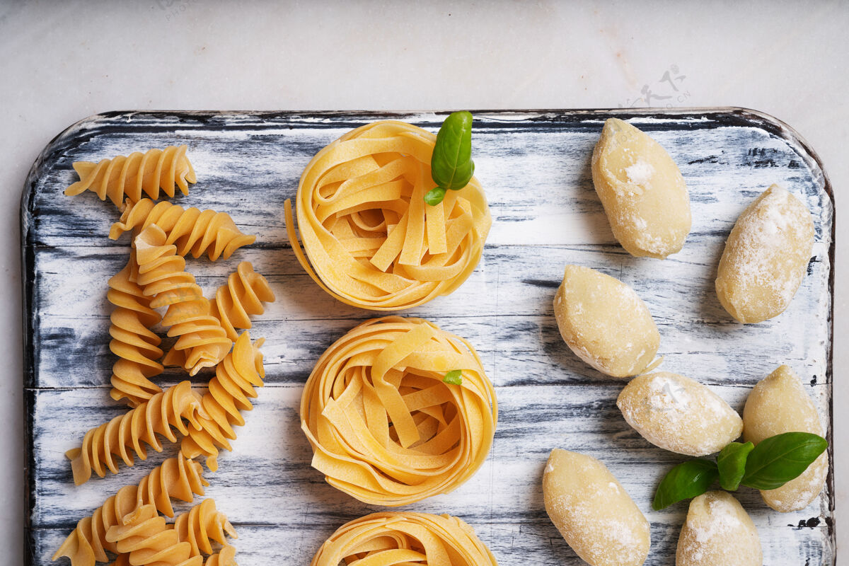 架空传统意大利面食：用罗勒叶装饰的意大利面 意大利面和意大利面意大利美食概念顶视图平躺食品烹饪Tagliatelle