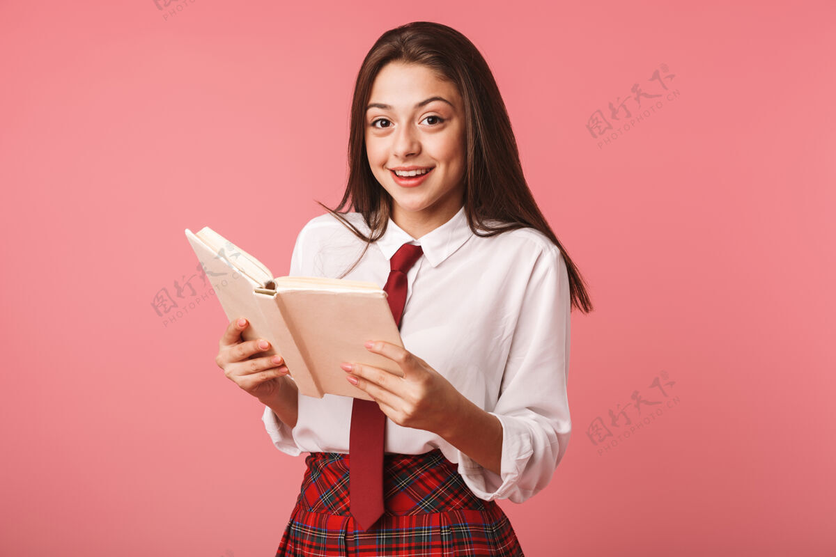 女人15-16岁的小女孩 穿着校服 独自站在红墙上看书长黑发乐观