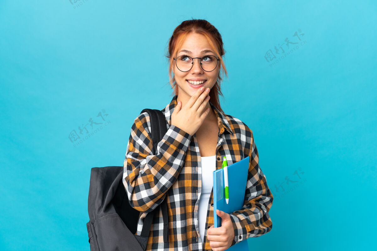 幸运学生俄罗斯女子孤立在蓝色抬头微笑俄罗斯女人文件夹