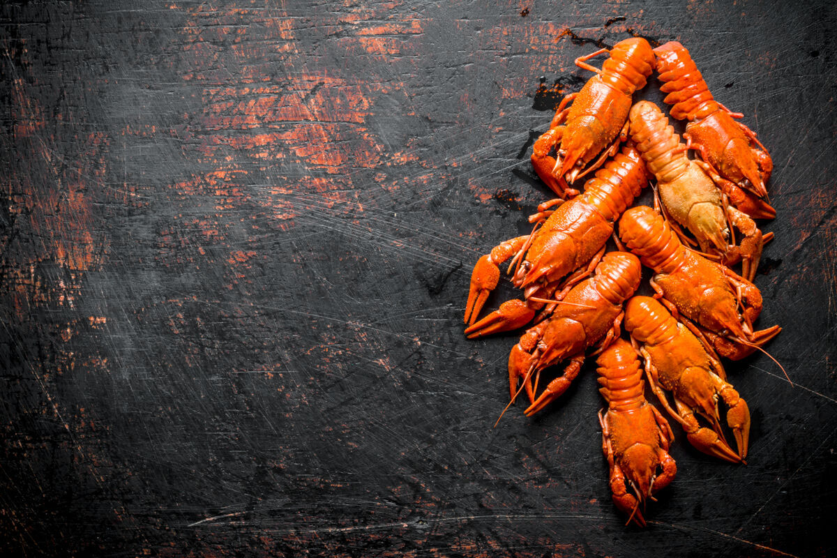 癌症美味的小龙虾放在深色的乡村餐桌上食物美味菜肴