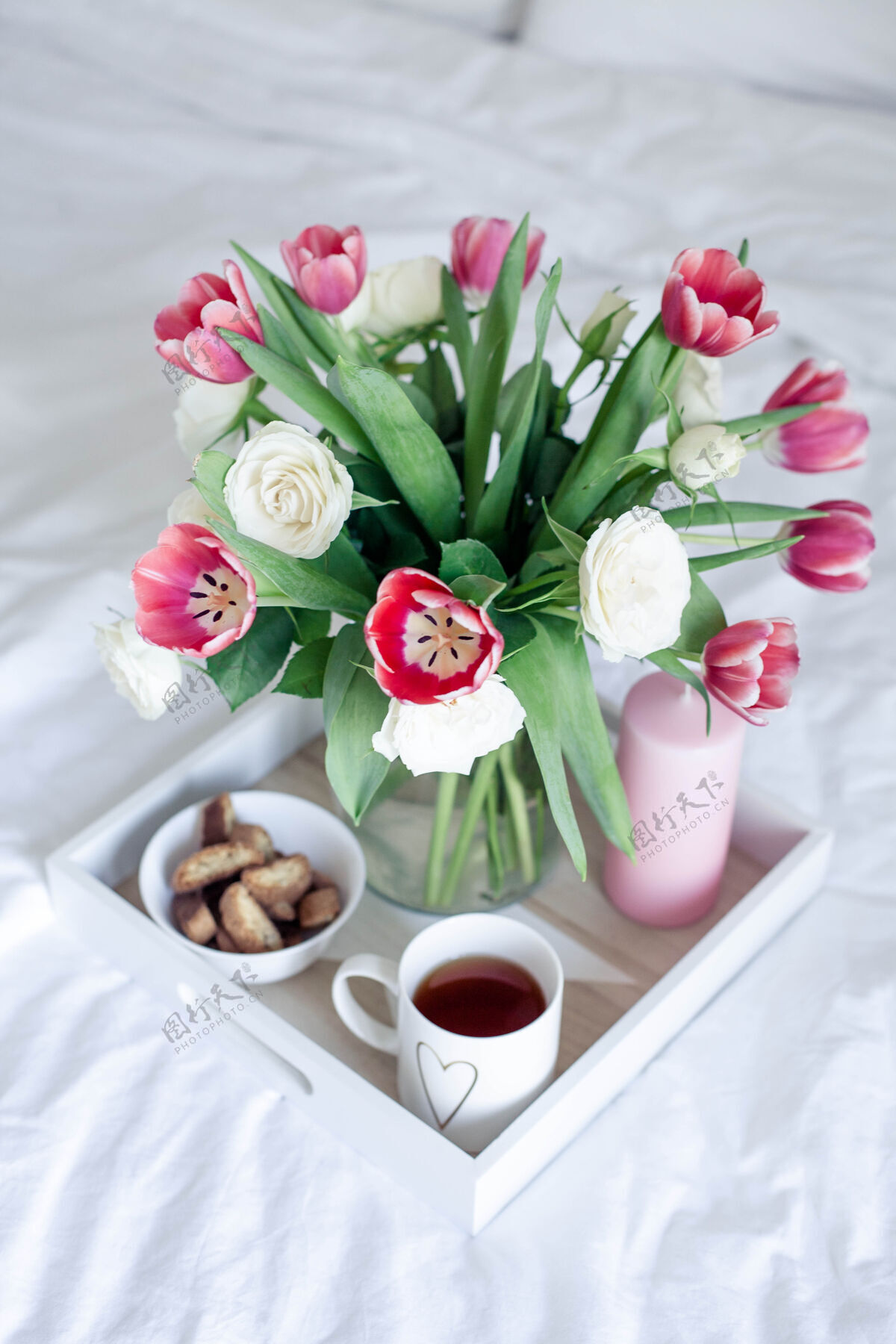日记酒店浪漫早餐床花束的花.玫瑰还有郁金香笔记本床素描本