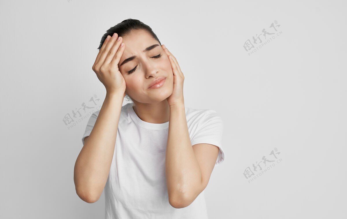 生病女人脸上有头痛和偏头痛的健康问题消极模特痛苦