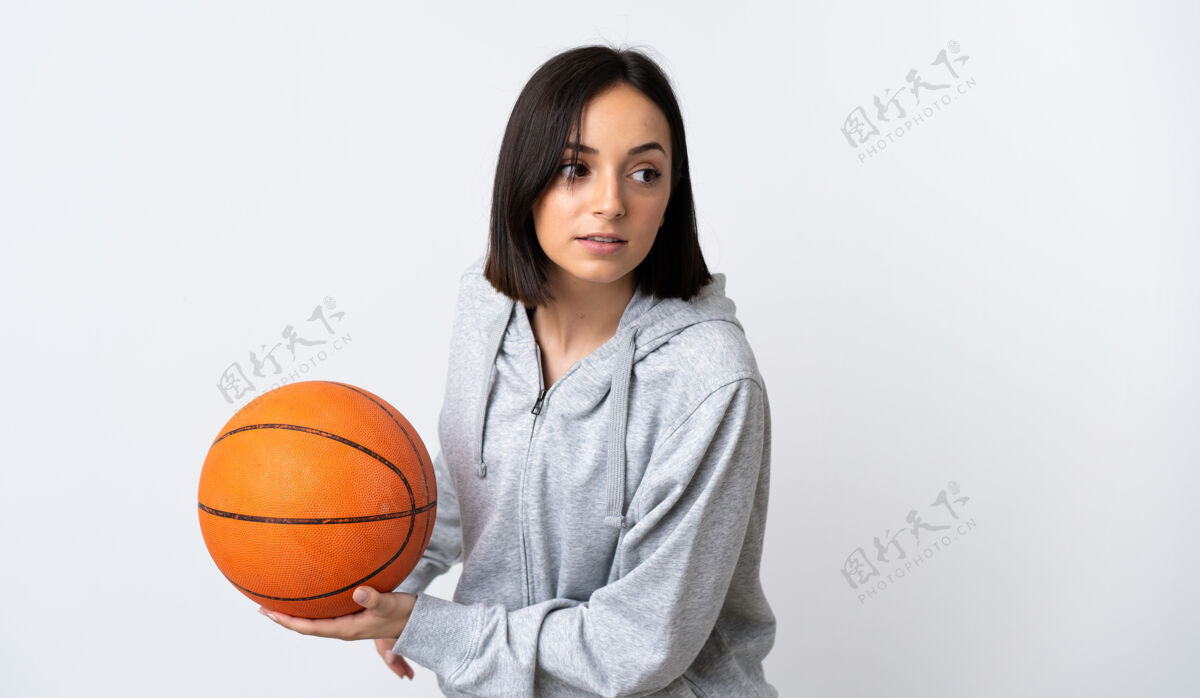运动年轻的白人女子孤身一人打篮球黑发爱好运动员