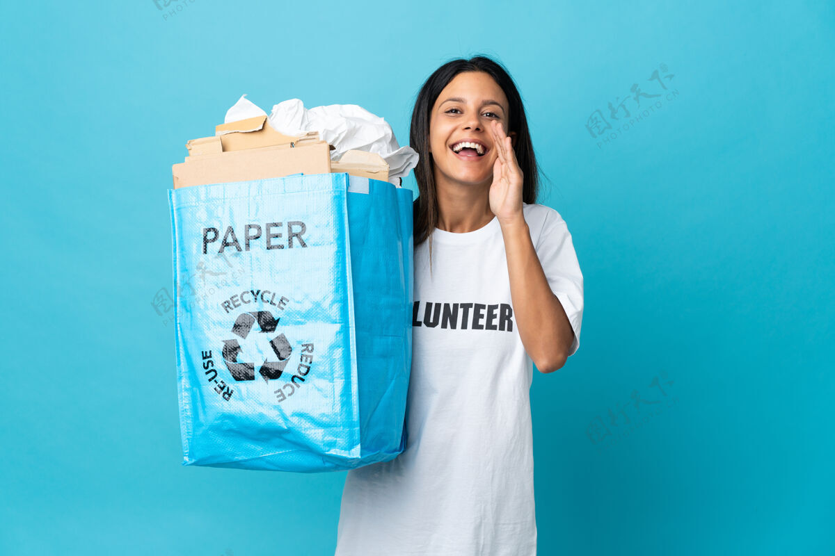 正面年轻女子拿着一个装满纸的回收袋 张大嘴巴大喊大叫人环境年轻人