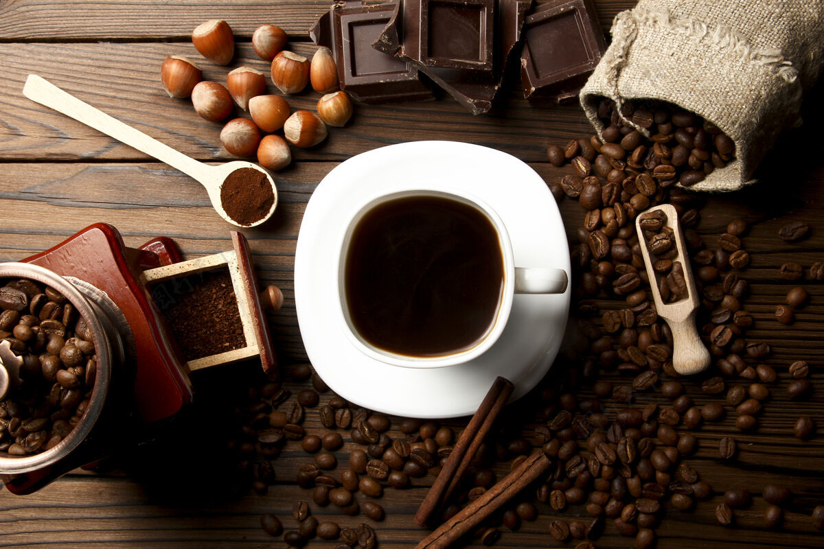 早餐咖啡研磨机和咖啡背景茶碟包咖啡因
