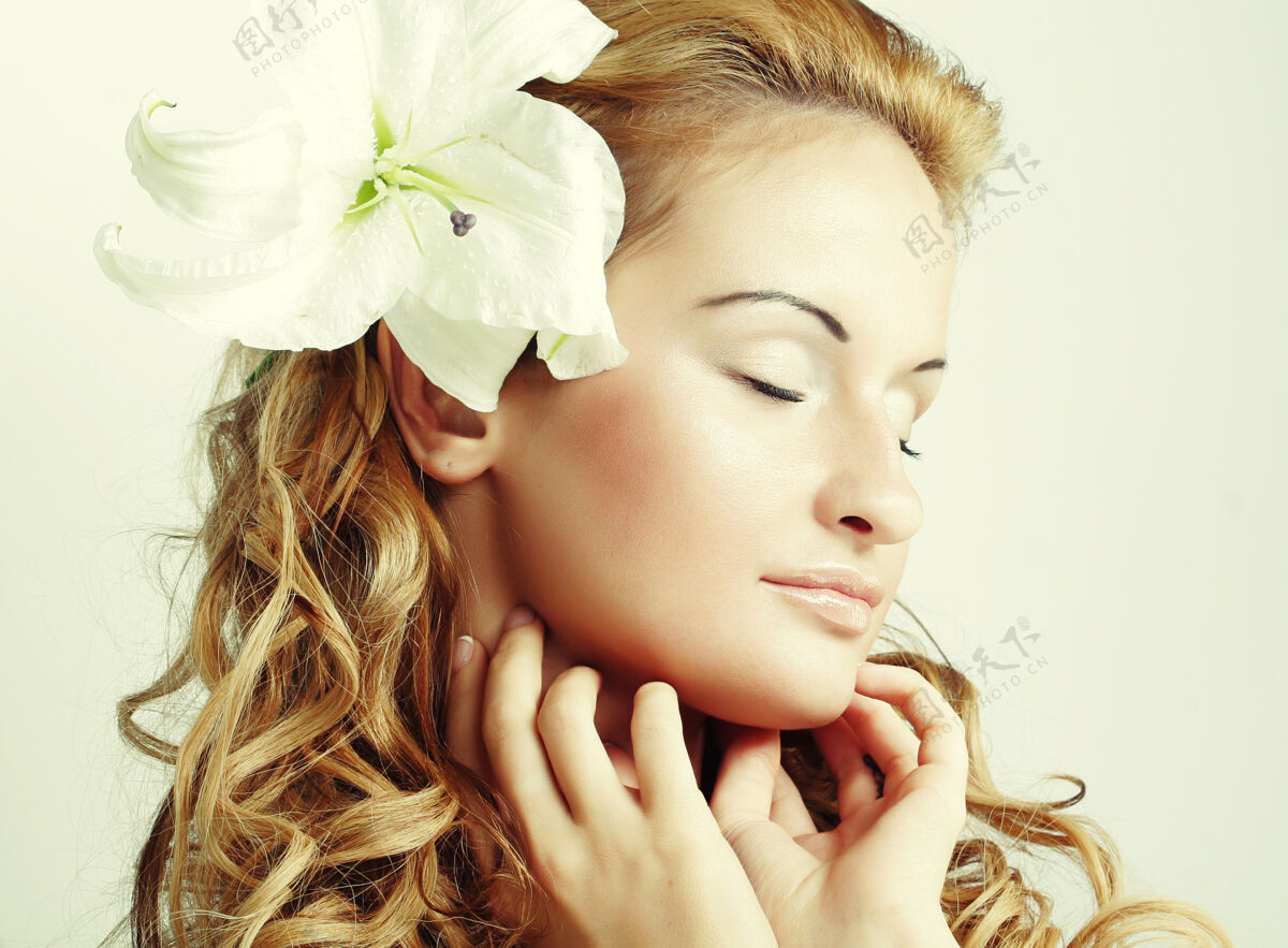 发型头发上插着一朵花的女孩 特写优雅眼睛女性