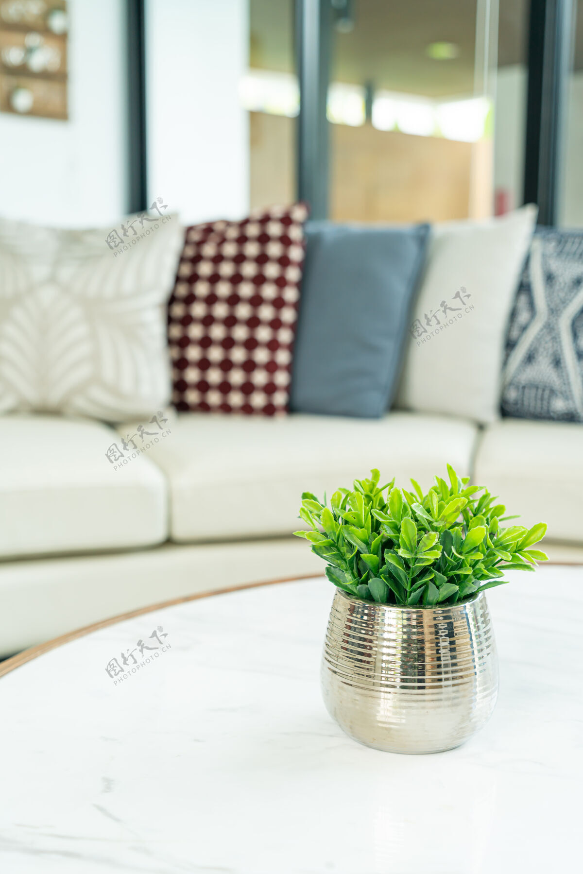 舒适客厅桌子上的花瓶装饰植物玻璃地板豪华