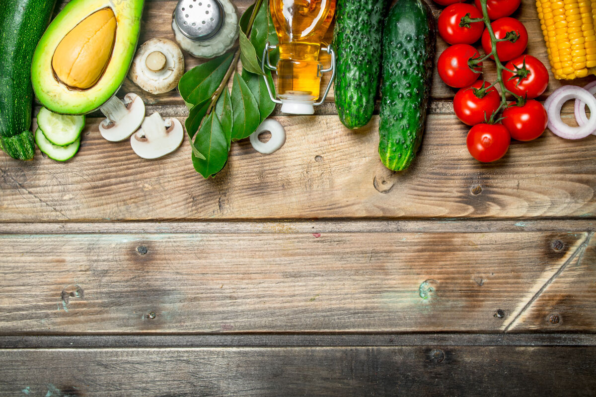 收获健康的食物熟的木桌上放着有机蔬菜和香料健康各种黄瓜