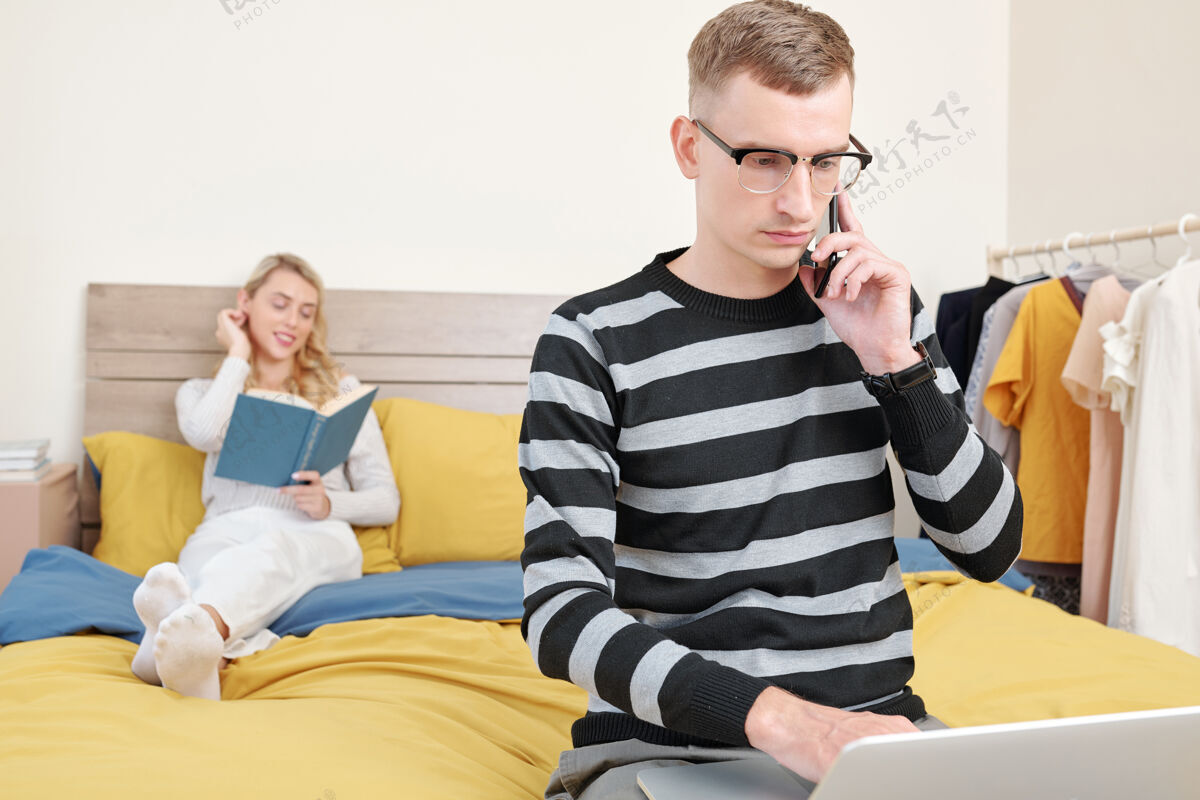 通信当他的女朋友在后台读小说时 关心的年轻商人在电话里聊天 在笔记本电脑上查看电子邮件使用电话情侣技术
