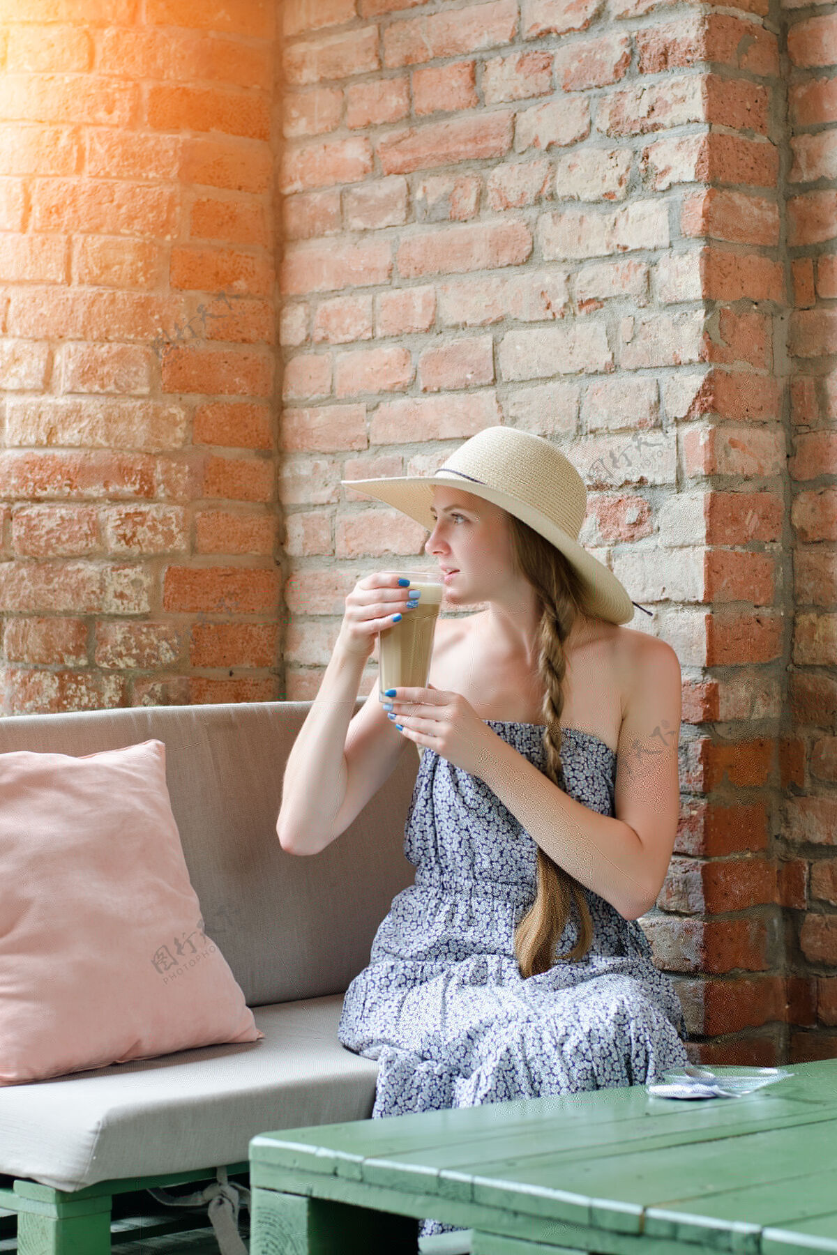 优雅戴帽子的女人在街上喝拿铁旅行咖啡馆还有休闲度假女性墙壁