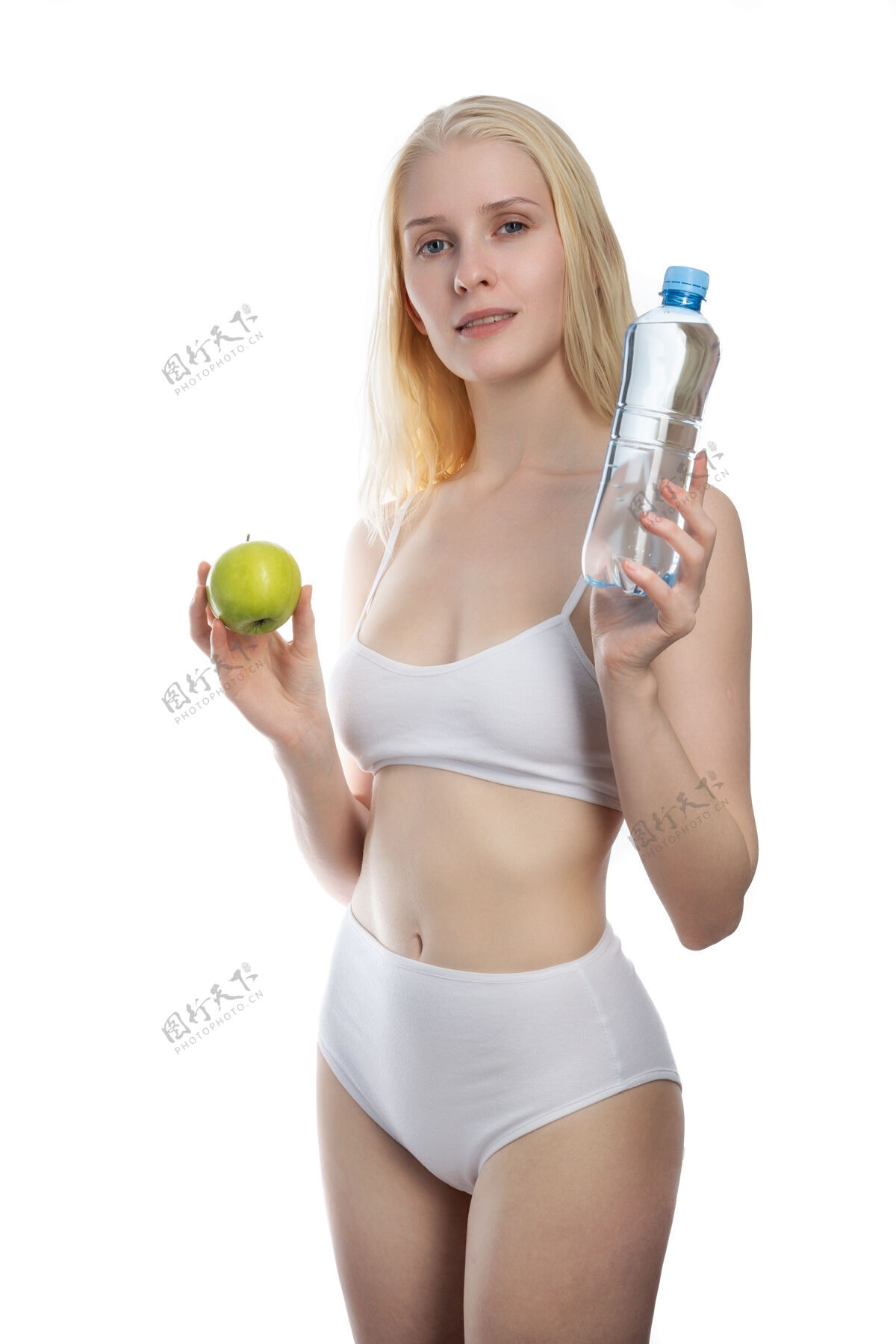 亚洲人健身女快乐微笑拿着苹果和水瓶子健康白色背景上隔离的白种人健身模特的生活方式照片瓶子女人持有