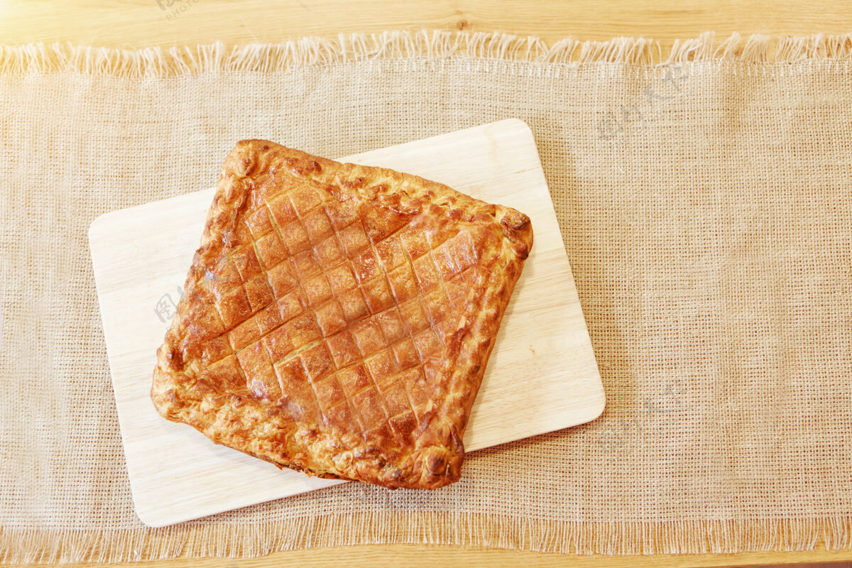 肉桂切碎的馅饼董事会食物准备好了吃泡芙糕点糕点通用木板传统