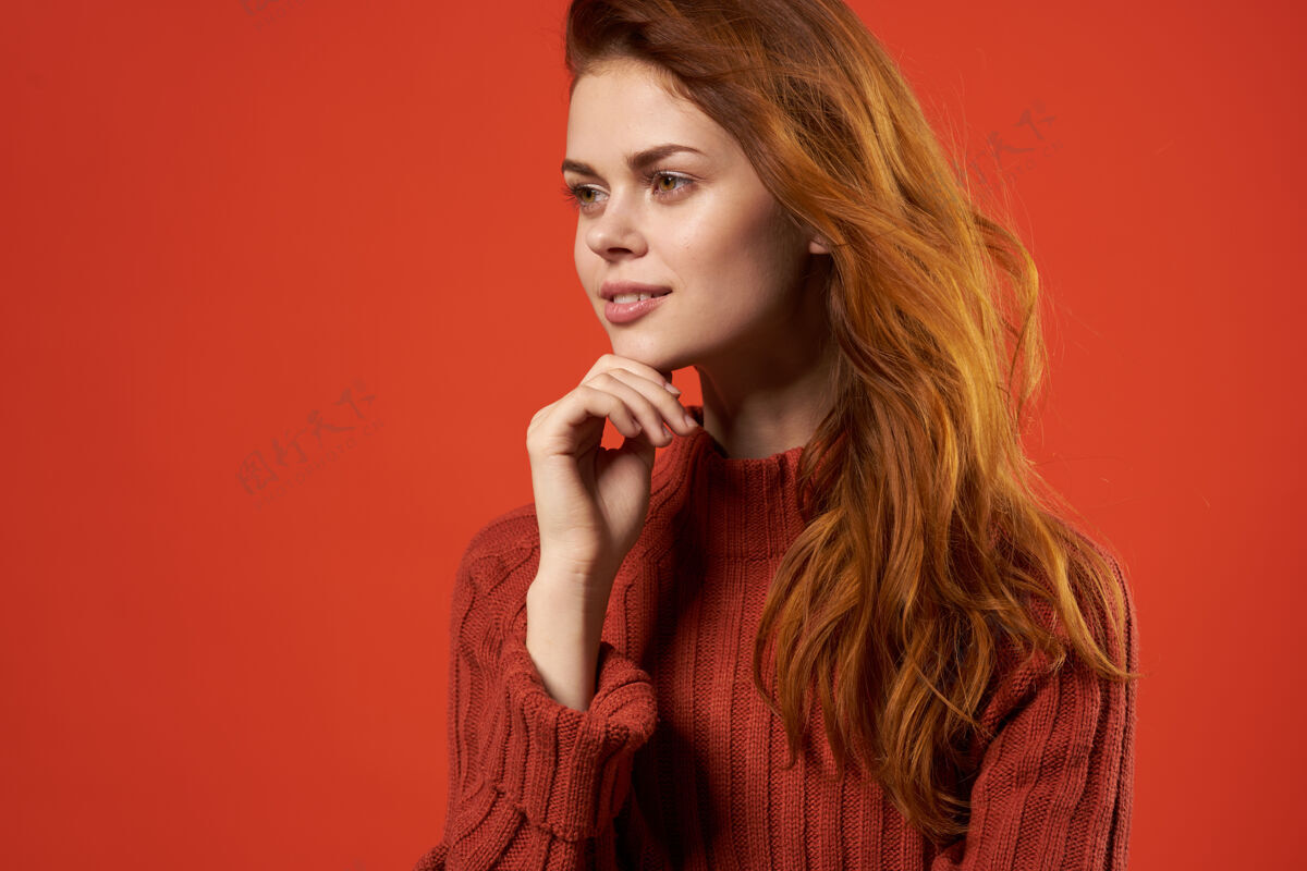 漂亮开朗的女人红毛衣好看时尚的衣服人清洁自然