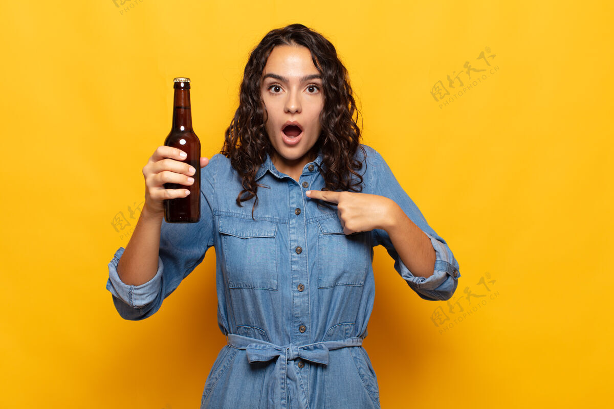 啤酒厂年轻的拉美裔妇女看着震惊和惊讶的张大嘴巴 指着自己反应成人啤酒