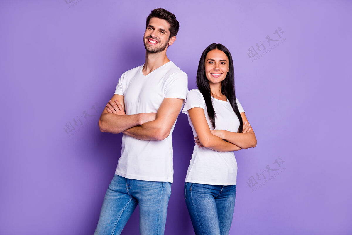 情人他\/她美丽迷人的肖像可爱的内容半转身愉快愉快的夫妇交叉双臂背靠背地站在紫色紫色丁香色粉彩背景上孤立朋友深色交叉