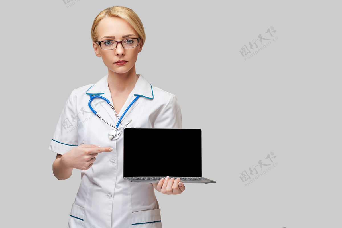 专业美丽的白人女医生或护士拿着一台黑屏笔记本电脑人医生护士