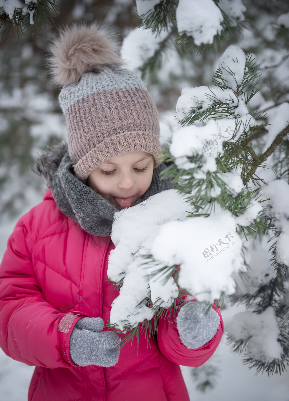 玩耍冬天的孩子一个小女孩 在外面玩冬天一个漂亮的冬天的孩子肖像快乐孩子 冬季户外乐趣季节女孩一月