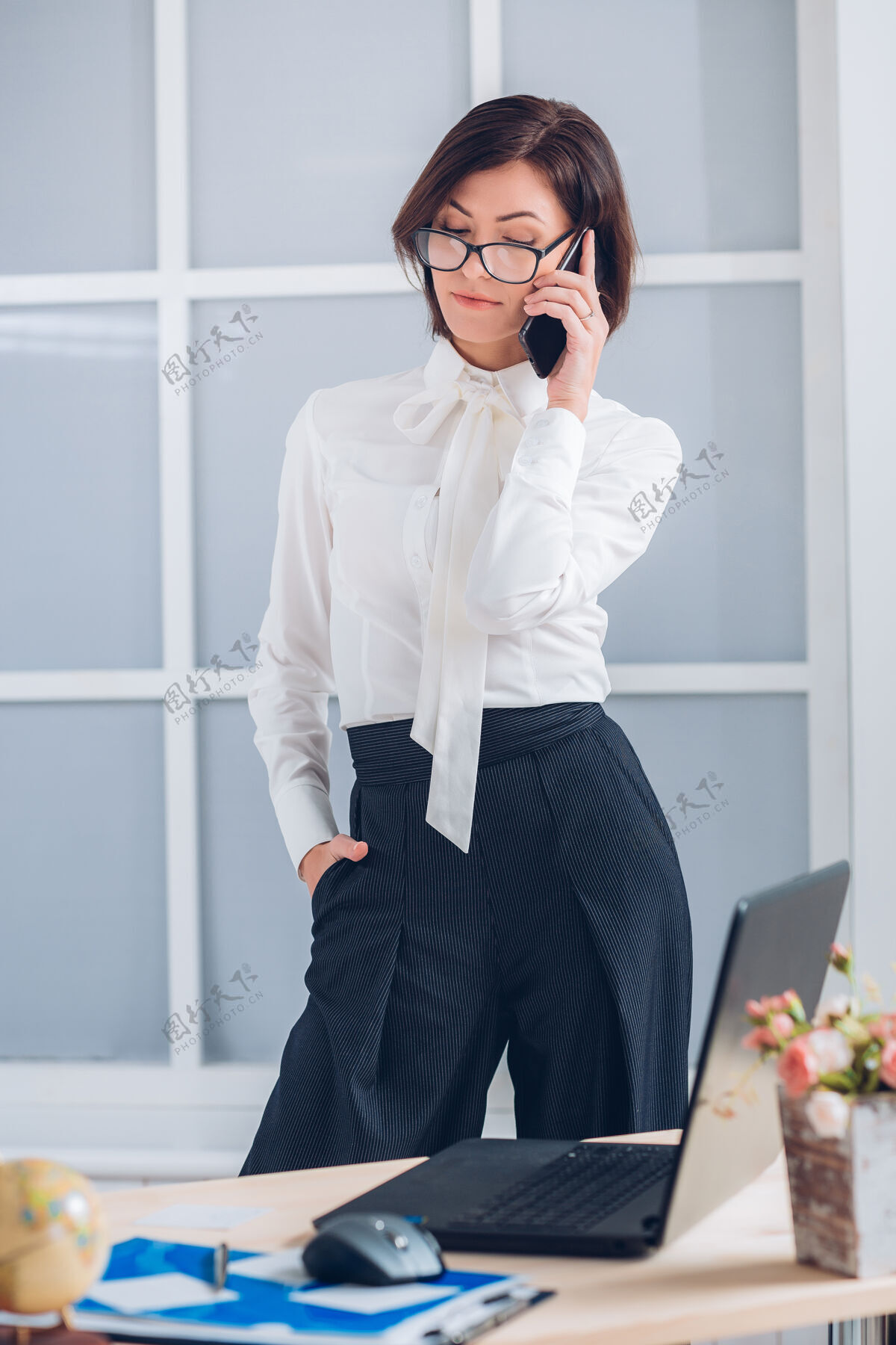 优雅的商务女士在办公室打电话聪明工作成人