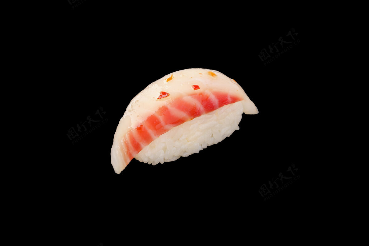 食物Nigiri寿司鲈鱼 孤立的美食小吃日本食物
