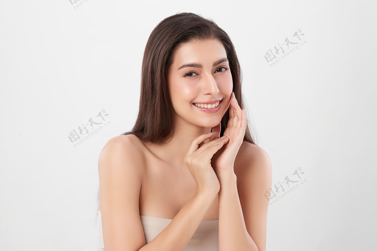 亚洲美丽年轻的亚洲女性 拥有干净清新的皮肤 面部护理 面部护理 美容 美容 亚洲女性肖像健康完美人