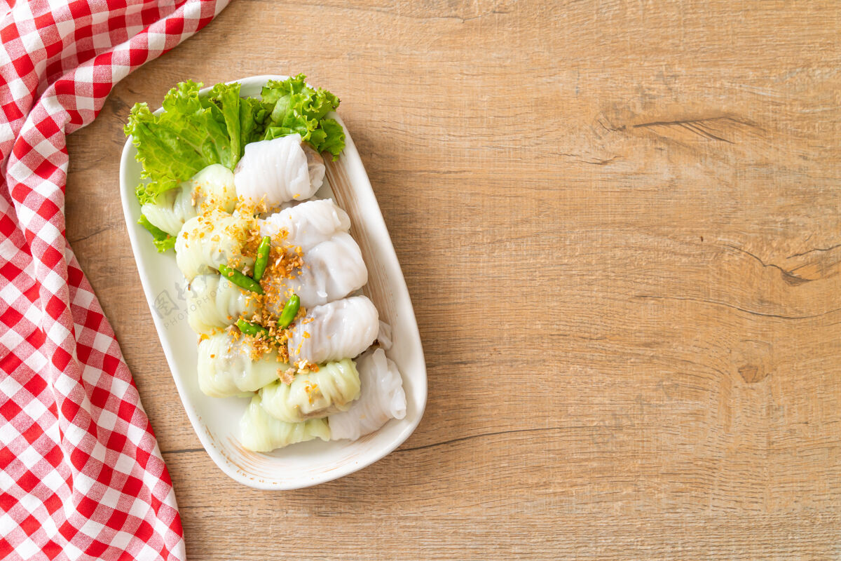 越南（kowgrieppagmor）猪肉蒸饭包或蒸饭皮饺子蔬菜木薯泰国