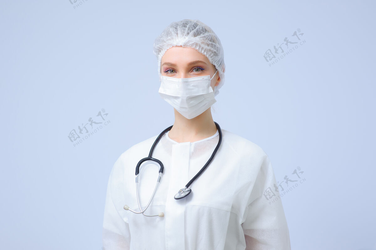 专家戴着医疗帽和面罩的女医生或护士的肖像工作人员疾病治疗