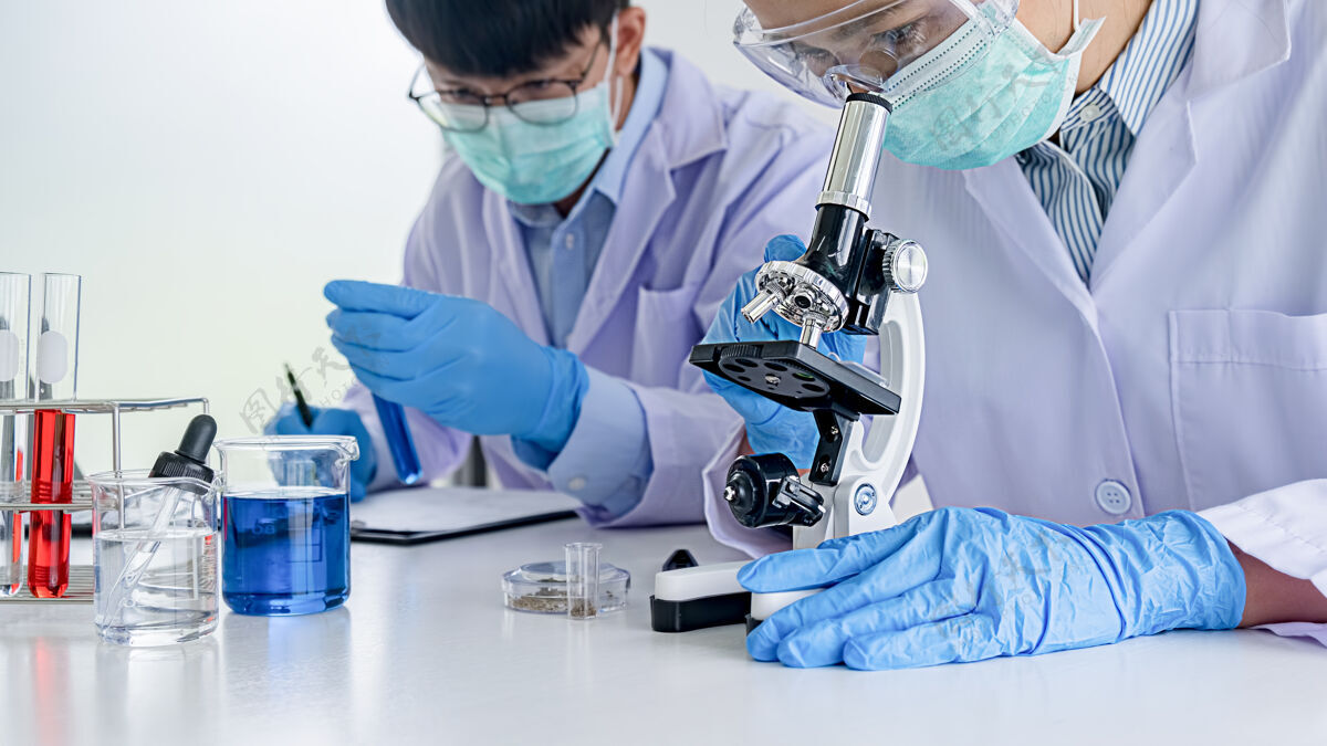 测试医学或科学研究人员或男医生在实验室里看着透明溶液的试管看男人安全
