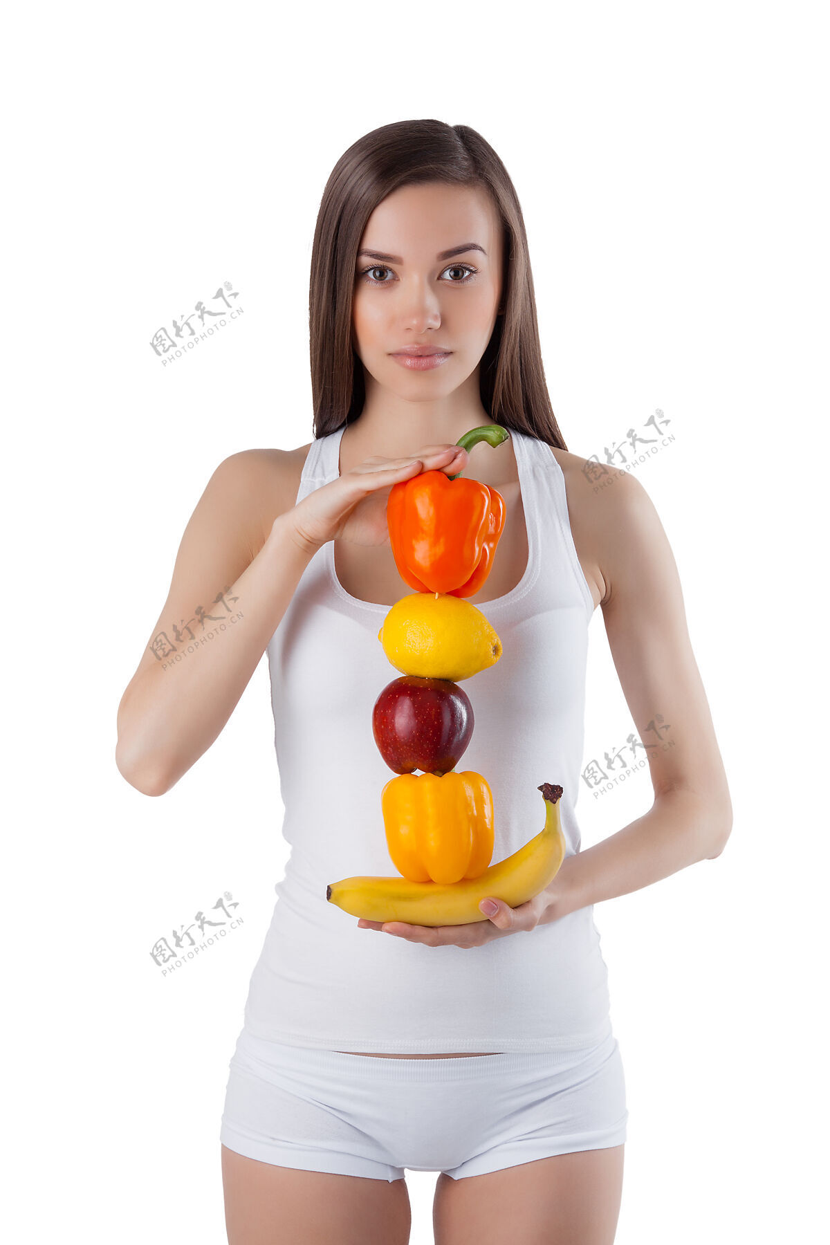 形状一个年轻的女人站在隔离的白墙上 手里拿着新鲜的食物蔬菜健康营养概念健康饮食矿物质