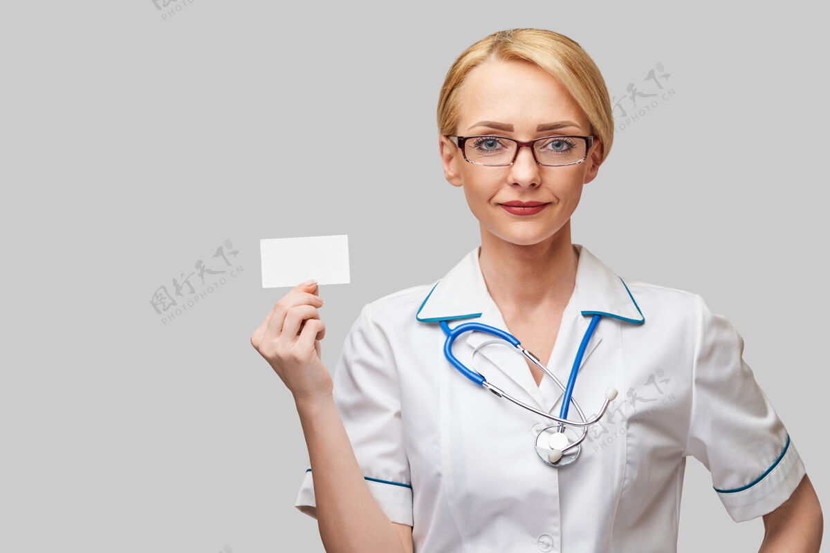 手医务人员医生或护士出示空白名片健康护士持有