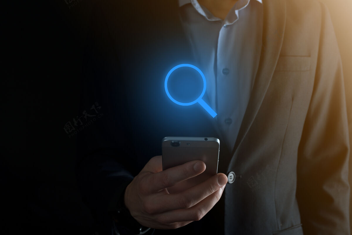 市场商人 男人手里拿着放大镜icon.商务技术和互联网概念搜索手指统计