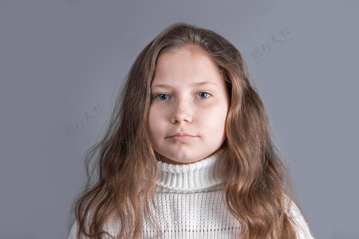 有趣一个年轻漂亮的小女孩的肖像 金发飘逸的长发 白色毛衣 微笑的地方文本.复制空间享受童年小