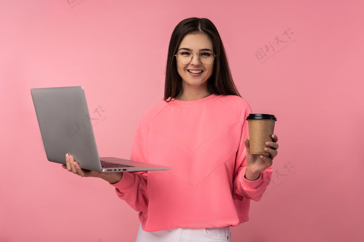 女性戴眼镜的美女微笑 拿着笔记本电脑喝咖啡 在线工作肖像人表情