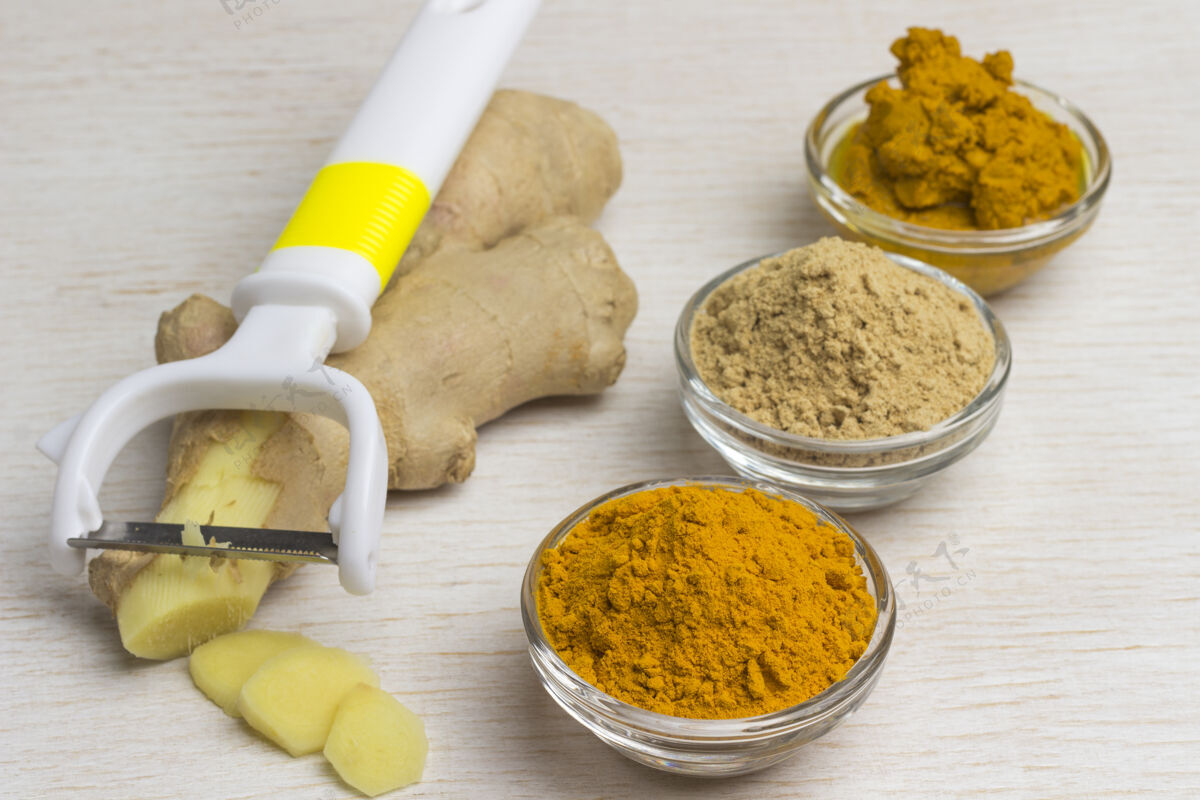 切香料与姜根和蔬菜切割器 姜和姜黄粉上桌治疗糊八角茴香