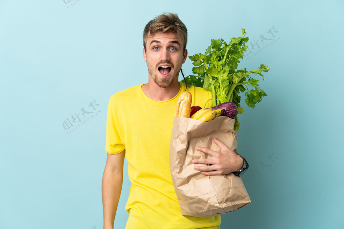 农场金发碧眼的人拿着一袋外卖食品 脸上露出惊讶的表情有机膳食人