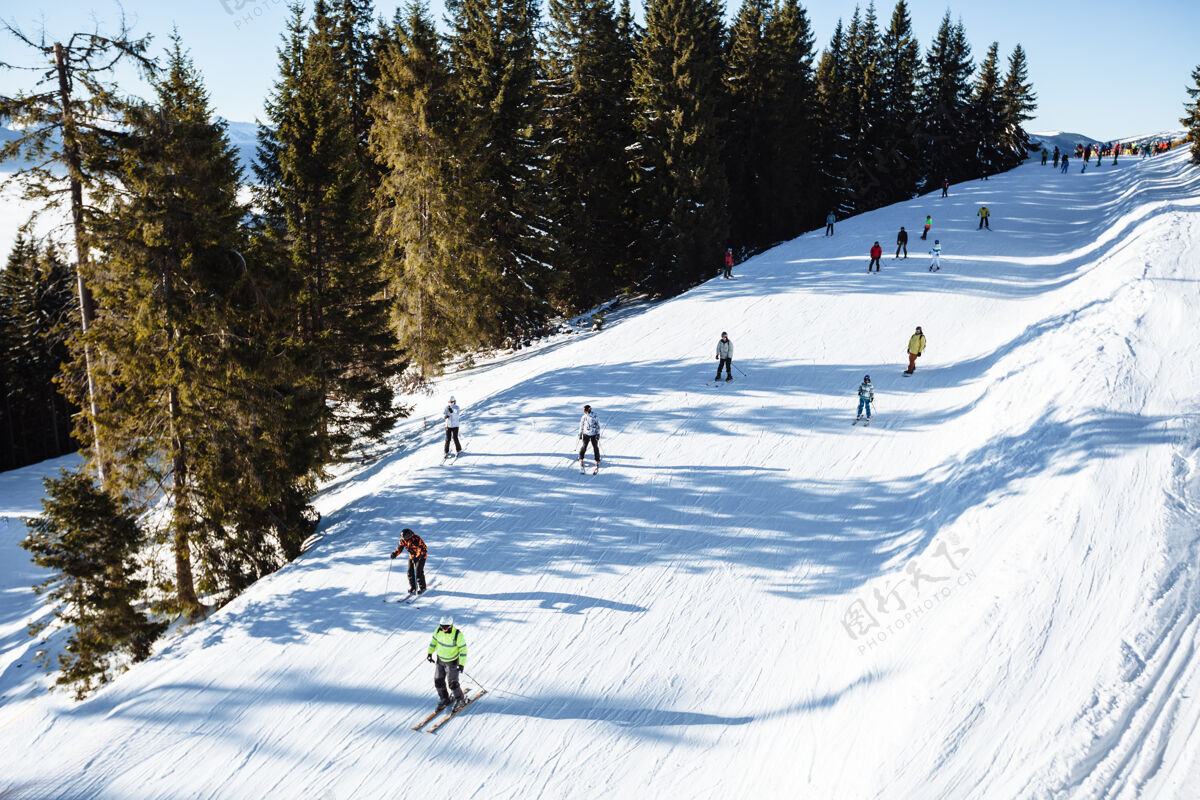 年轻滑雪板滑冰在深蓝的山里粉末速度快速