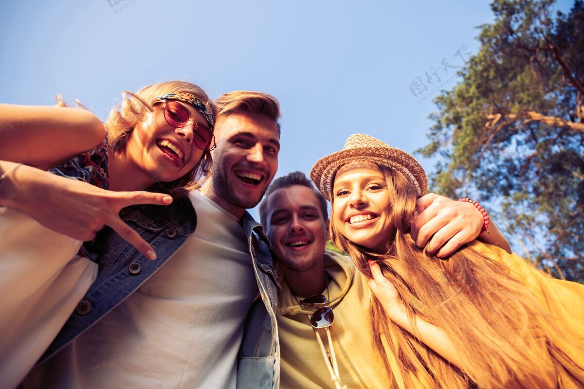 自拍一群年轻人朋友自拍户外.夏季 度假 娱乐 友谊理念旅游朋友成人