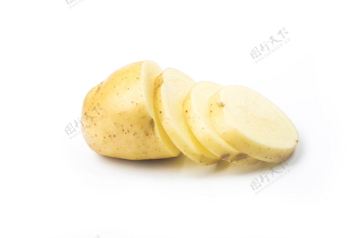 模切土豆片变成了白色背景上孤立的薯片没人饮食特写