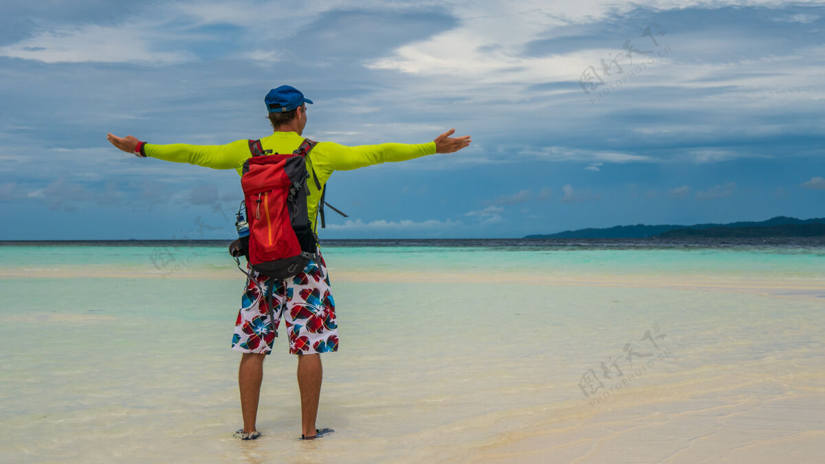 野生低潮时白沙滩上的快乐旅行者 克里米亚拉贾岛安帕特 印度尼西亚 西巴布亚自然原始纯净