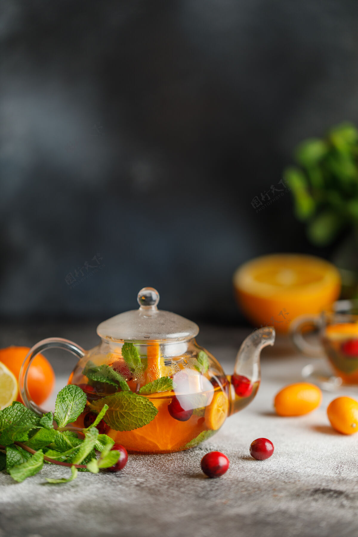 桑格里亚水果茶配薄荷 橙子和红莓 背景为深色石头一杯热茶鸡尾酒香气健康的