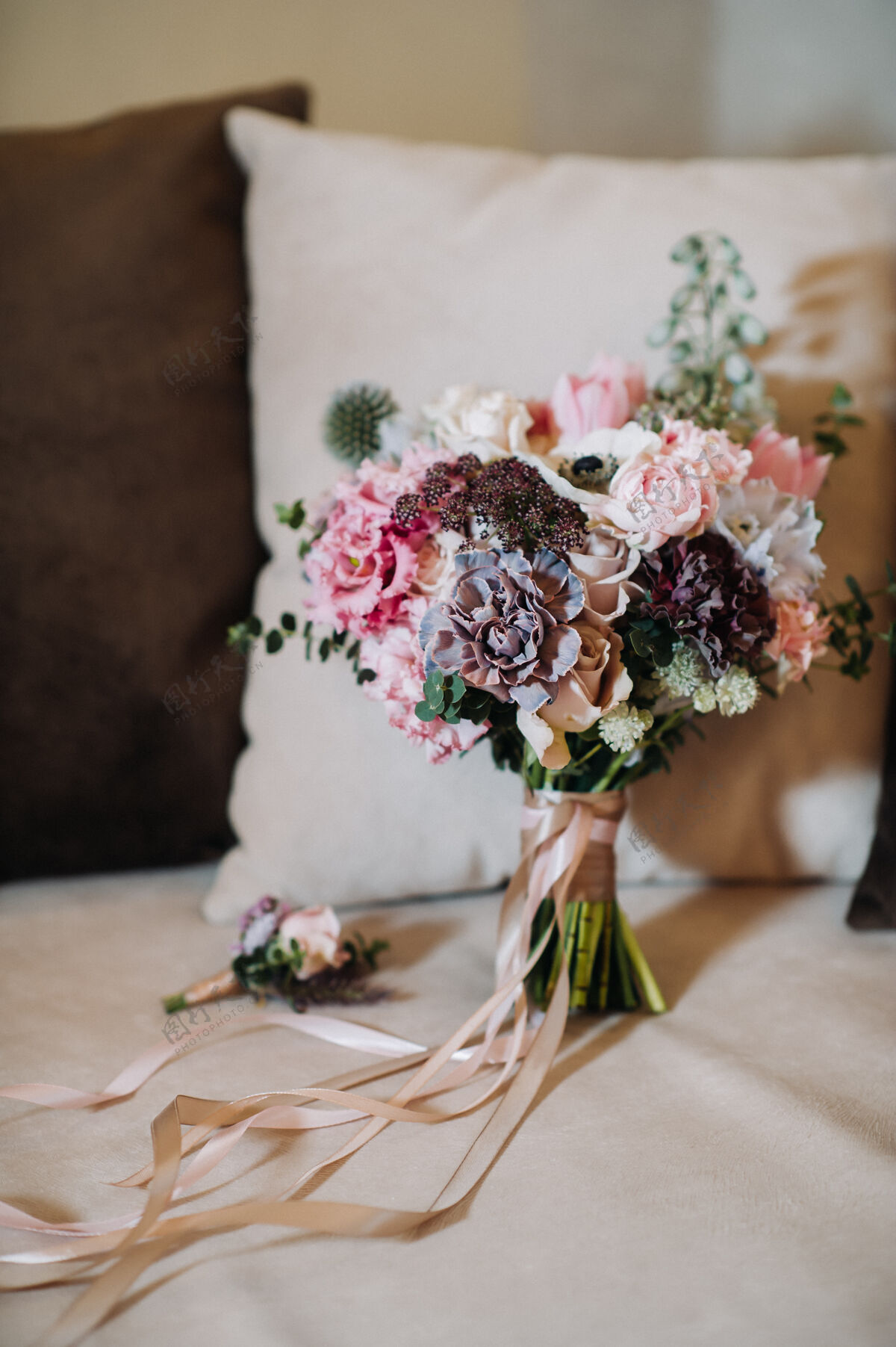 焦点玫瑰和玫瑰的婚礼花束花束婚礼上的装饰浪漫花卉装饰