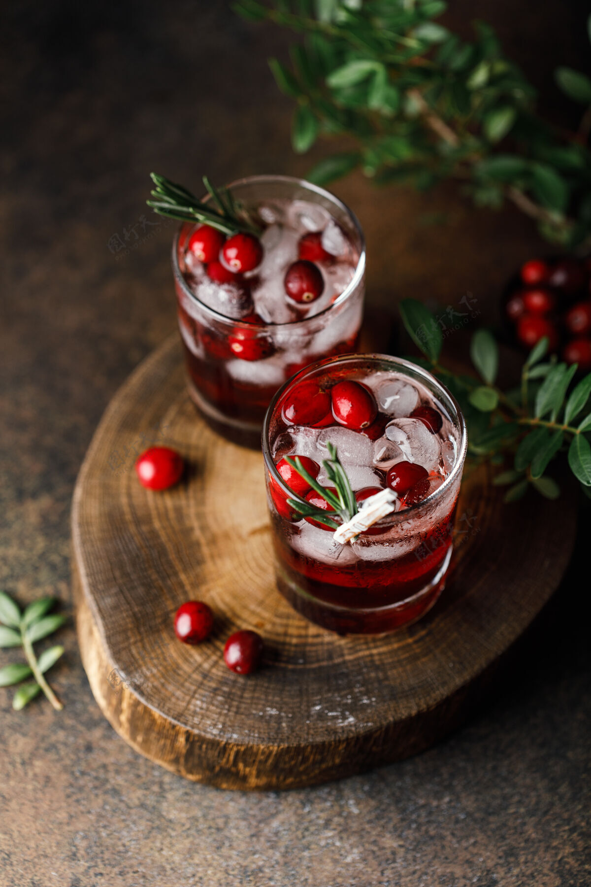 饮料红莓鸡尾酒冰圣诞节红莓饮料在玻璃装饰糖和迷迭香鸡尾酒蔓越莓饮料蔓越莓