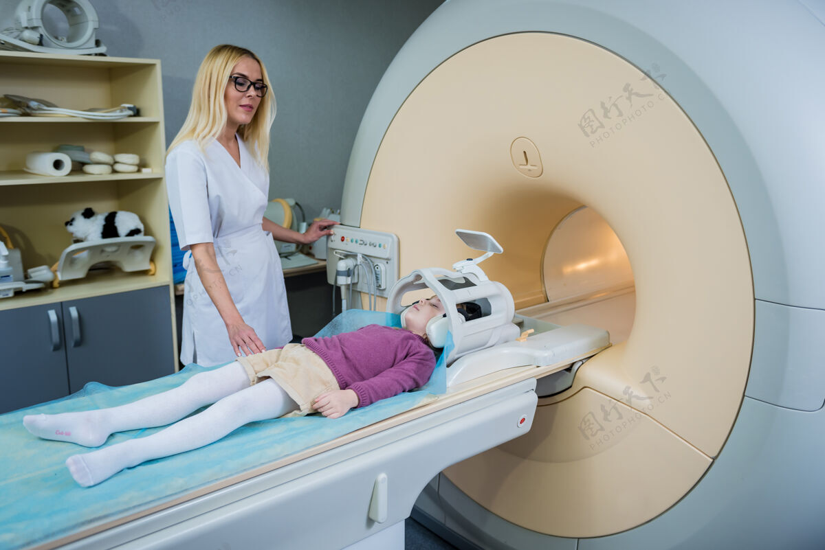 扫描放射科医生准备给小女孩做核磁共振脑部检查放射人员测试