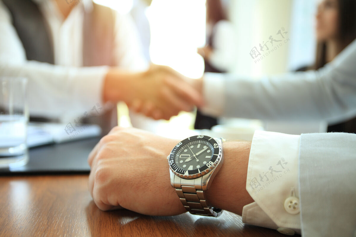 工作商务人士握手 结束会议客户未来专业